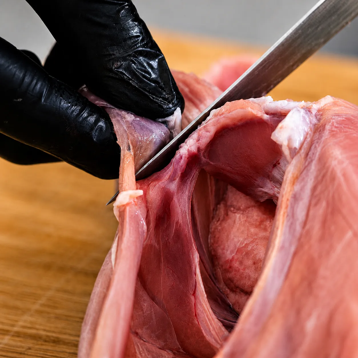 Lo chef lavora un trancio di tonno